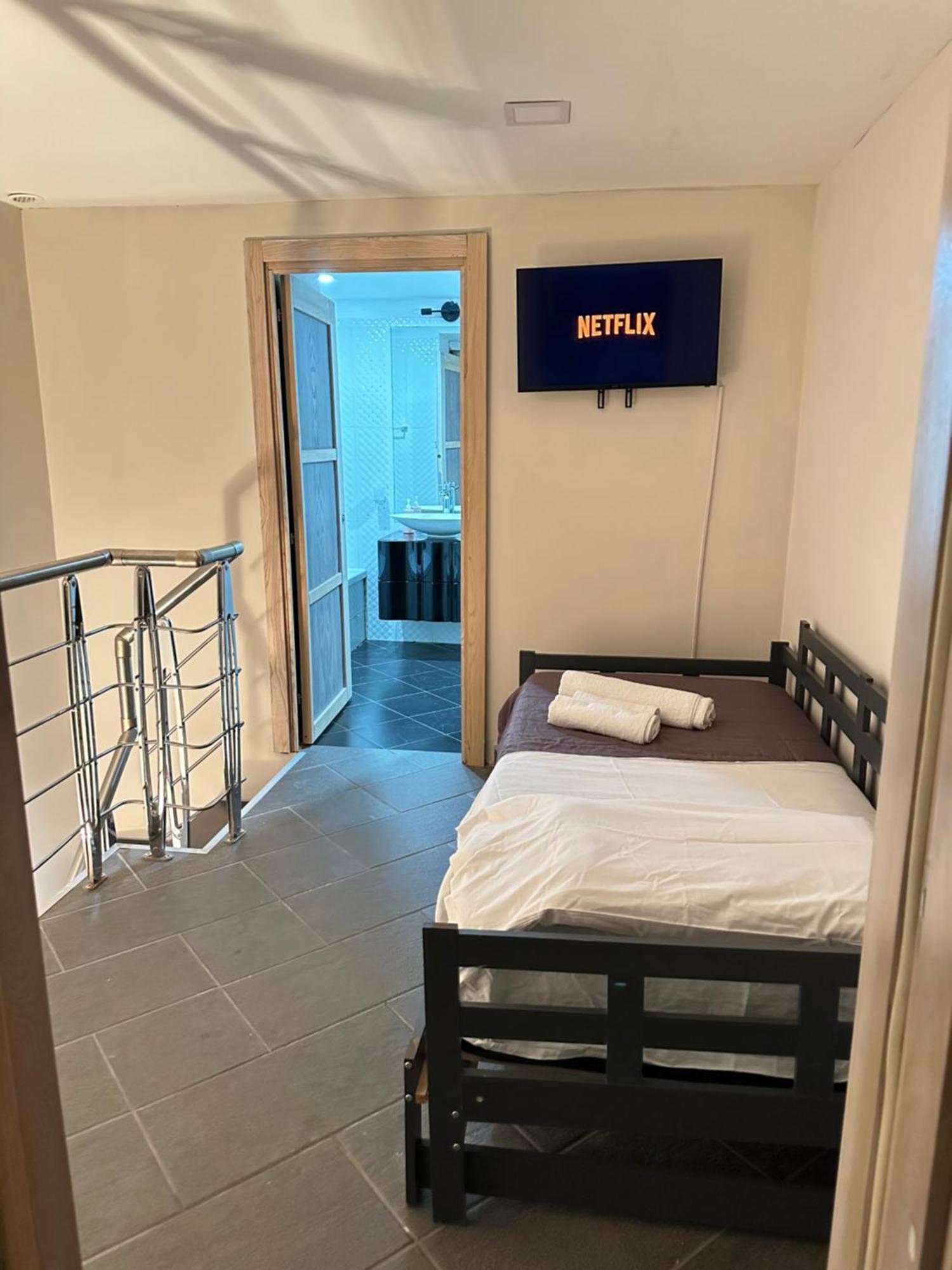 Fox Holiday Home In The Port نابولي المظهر الخارجي الصورة