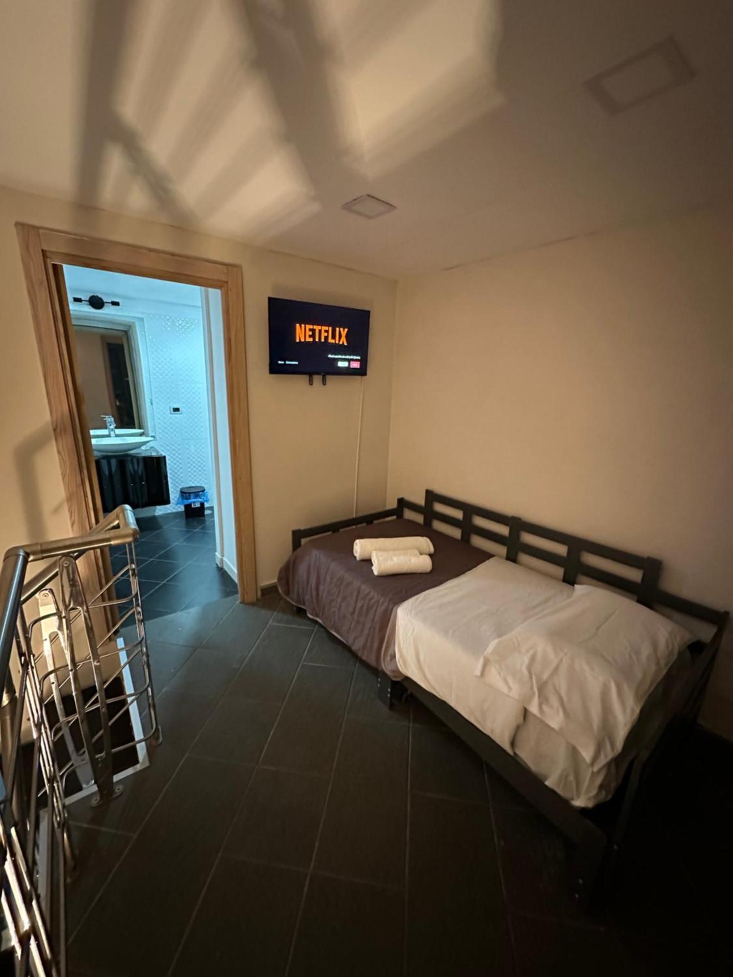 Fox Holiday Home In The Port نابولي المظهر الخارجي الصورة